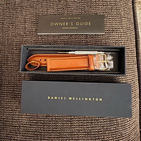 Daniel Wellington Leather Watch - Picture 7 of 9